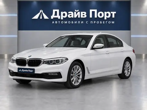 BMW 520i 2017, вид спереди