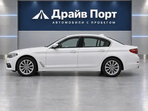 BMW 520i 2017, вид сбоку
