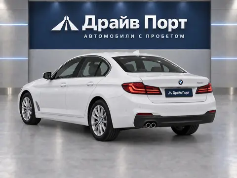 BMW 520i 2017, вид сзади