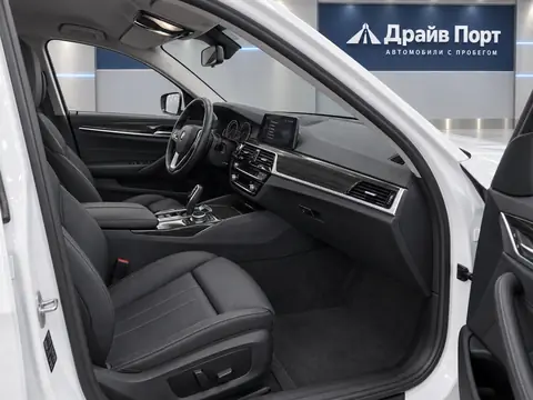 BMW 520i 2017, салон