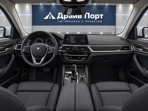 BMW 520i 2017, панель приборов