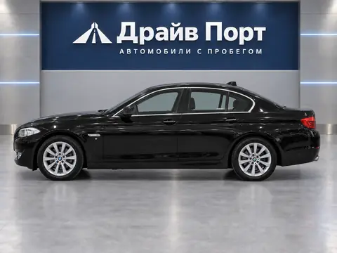 BMW 523i 2011, вид сбоку