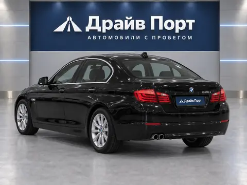 BMW 523i 2011, вид сзади