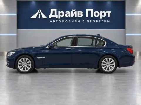 BMW 750Li xDrive 2013, вид сбоку