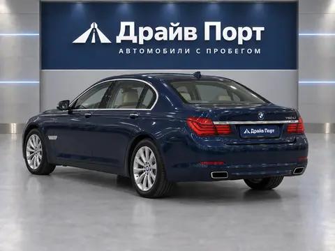 BMW 750Li xDrive 2013, вид сзади