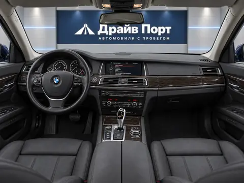 BMW 750Li xDrive 2013, панель приборов