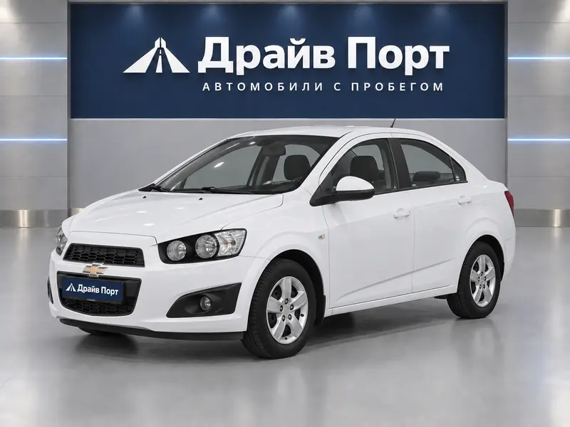 Chevrolet Aveo 2015 — с пробегом, седан, белый, вид спереди