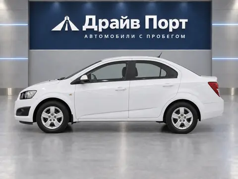 Chevrolet Aveo 2015, вид сбоку