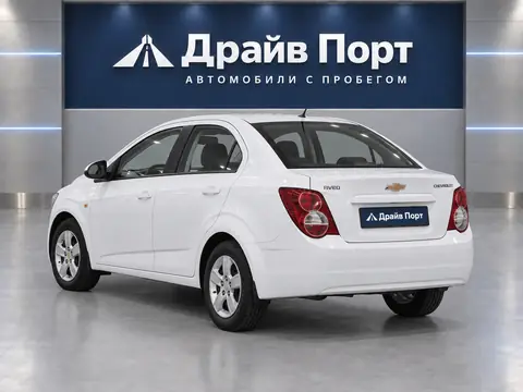 Chevrolet Aveo 2015, вид сзади