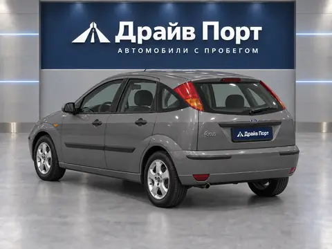 Ford Focus 2002, вид сзади