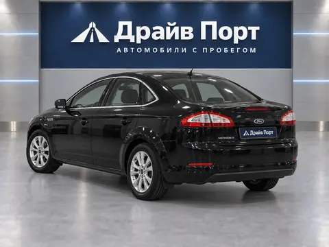 Ford Mondeo 2012, вид сзади