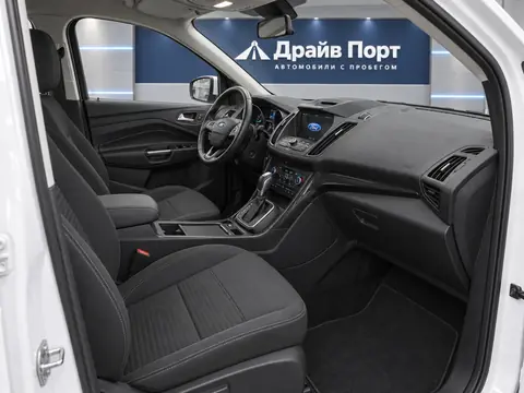 Ford Kuga 2017, салон