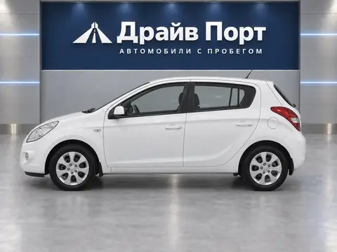 Hyundai i20 2009, вид сбоку