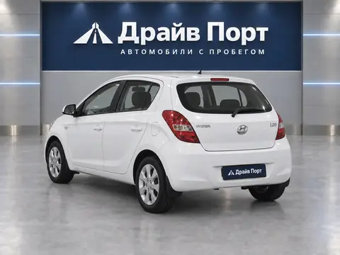 Hyundai i20 2009, вид сзади