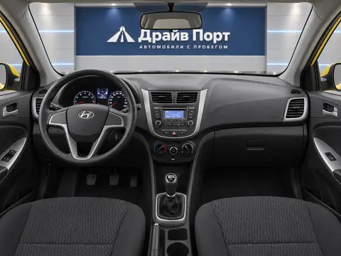 Hyundai Solaris 2014, панель приборов