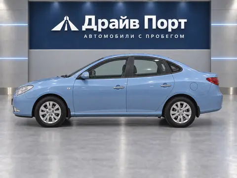 Hyundai Elantra 2011, вид сбоку