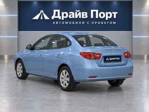 Hyundai Elantra 2011, вид сзади