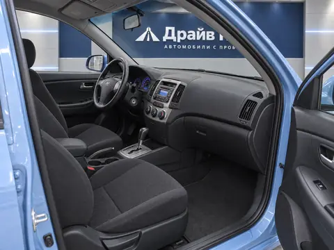 Hyundai Elantra 2011, салон