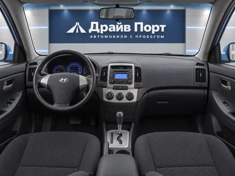 Hyundai Elantra 2011, панель приборов