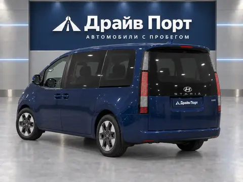 Hyundai Staria 2022, вид сзади