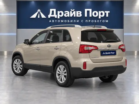 Kia Sorento 2013, вид сзади