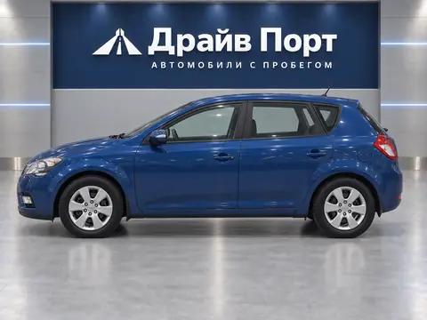 Kia Cee'd 2011, вид сбоку