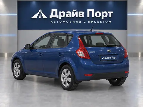 Kia Cee'd 2011, вид сзади