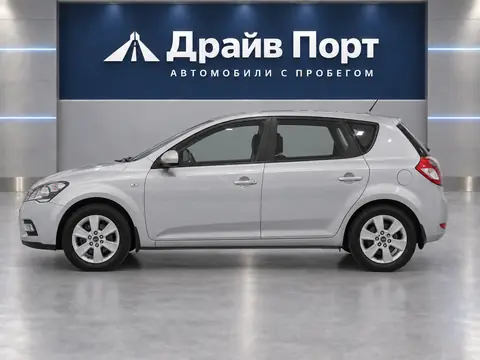 Kia Cee'd 2010, вид сбоку