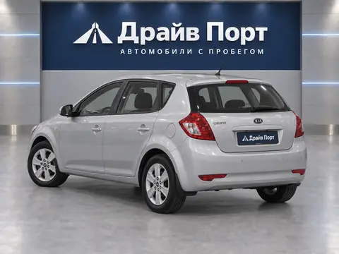Kia Cee'd 2010, вид сзади