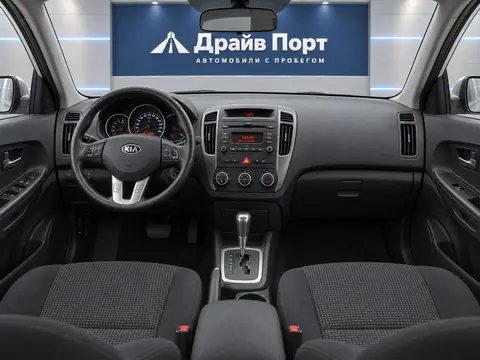 Kia Cee'd 2010, панель приборов