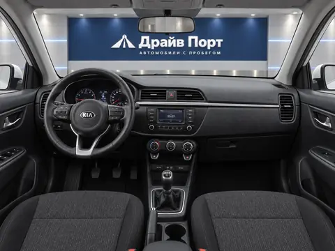Kia Rio 2019, панель приборов