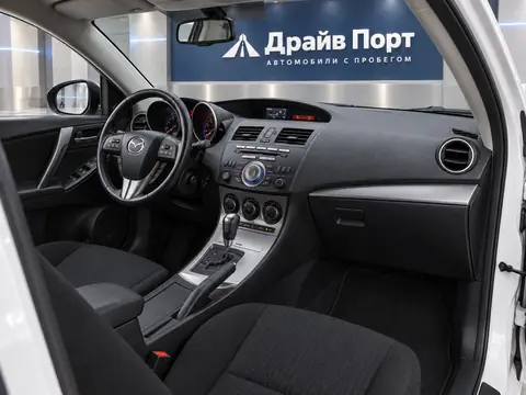 Mazda 3 2012, салон