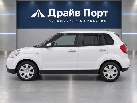 Mazda Verisa 2004, вид сбоку