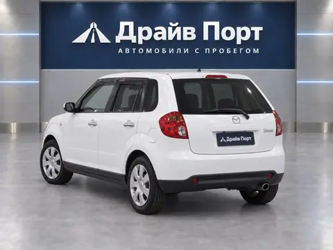 Mazda Verisa 2004, вид сзади
