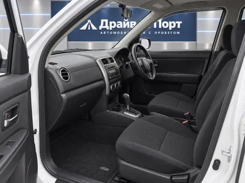 Mazda Verisa 2004, салон