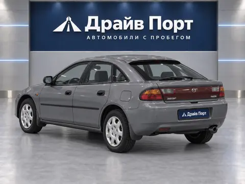 Mazda 323F 1995, вид сзади