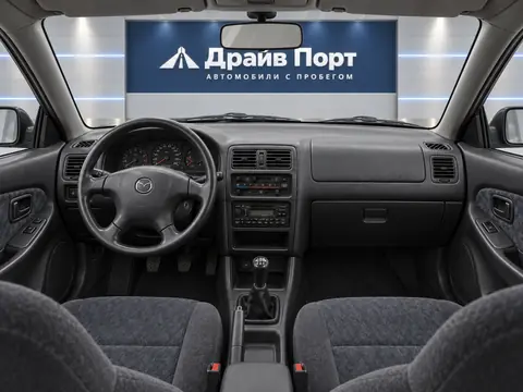 Mazda 323F 1995, панель приборов