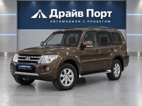 Mitsubishi Pajero LWB 2012, вид спереди