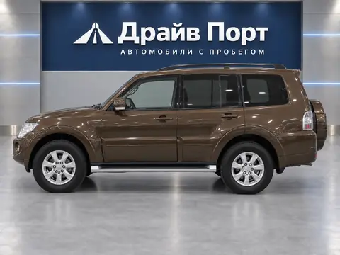 Mitsubishi Pajero LWB 2012, вид сбоку