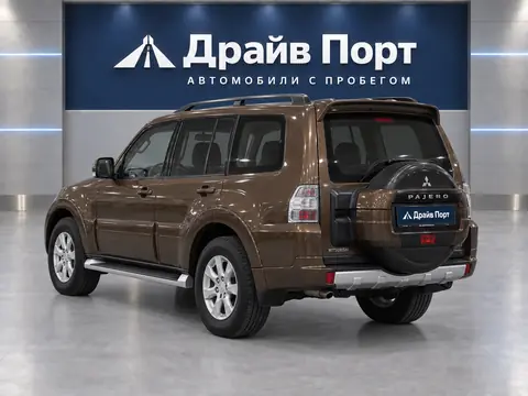 Mitsubishi Pajero LWB 2012, вид сзади