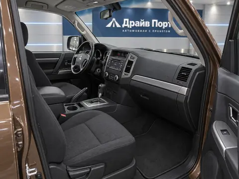Mitsubishi Pajero LWB 2012, салон