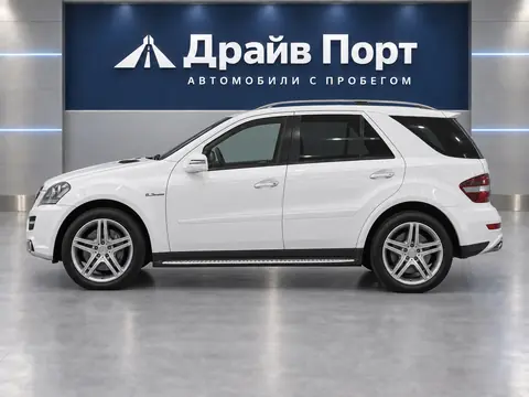 Mercedes-Benz ML 63 AMG 2010, вид сбоку