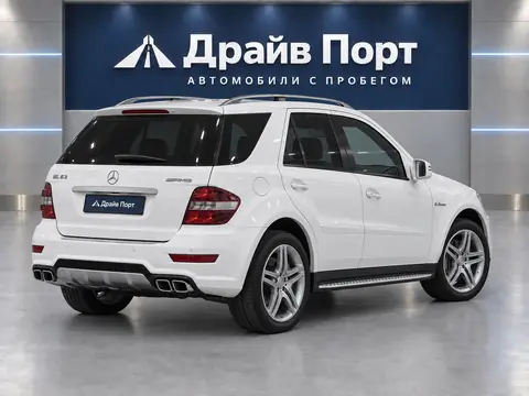 Mercedes-Benz ML 63 AMG 2010, вид сзади