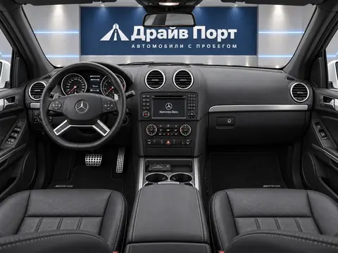 Mercedes-Benz ML 63 AMG 2010, панель приборов