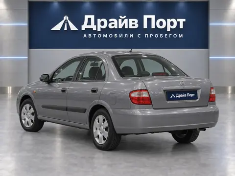 Nissan Almera 2005, вид сзади
