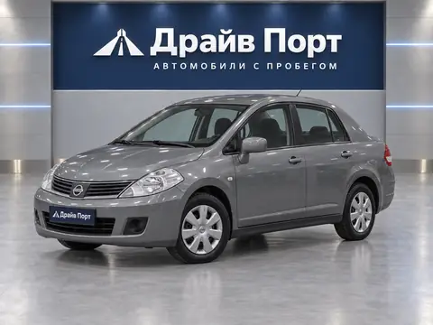 Nissan Tiida 2008, вид спереди