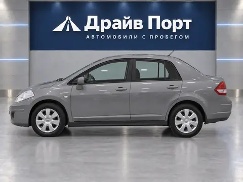 Nissan Tiida 2008, вид сбоку