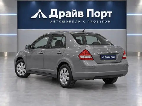 Nissan Tiida 2008, вид сзади