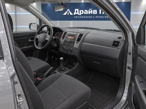 Nissan Tiida 2008, салон