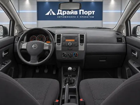 Nissan Tiida 2008, панель приборов